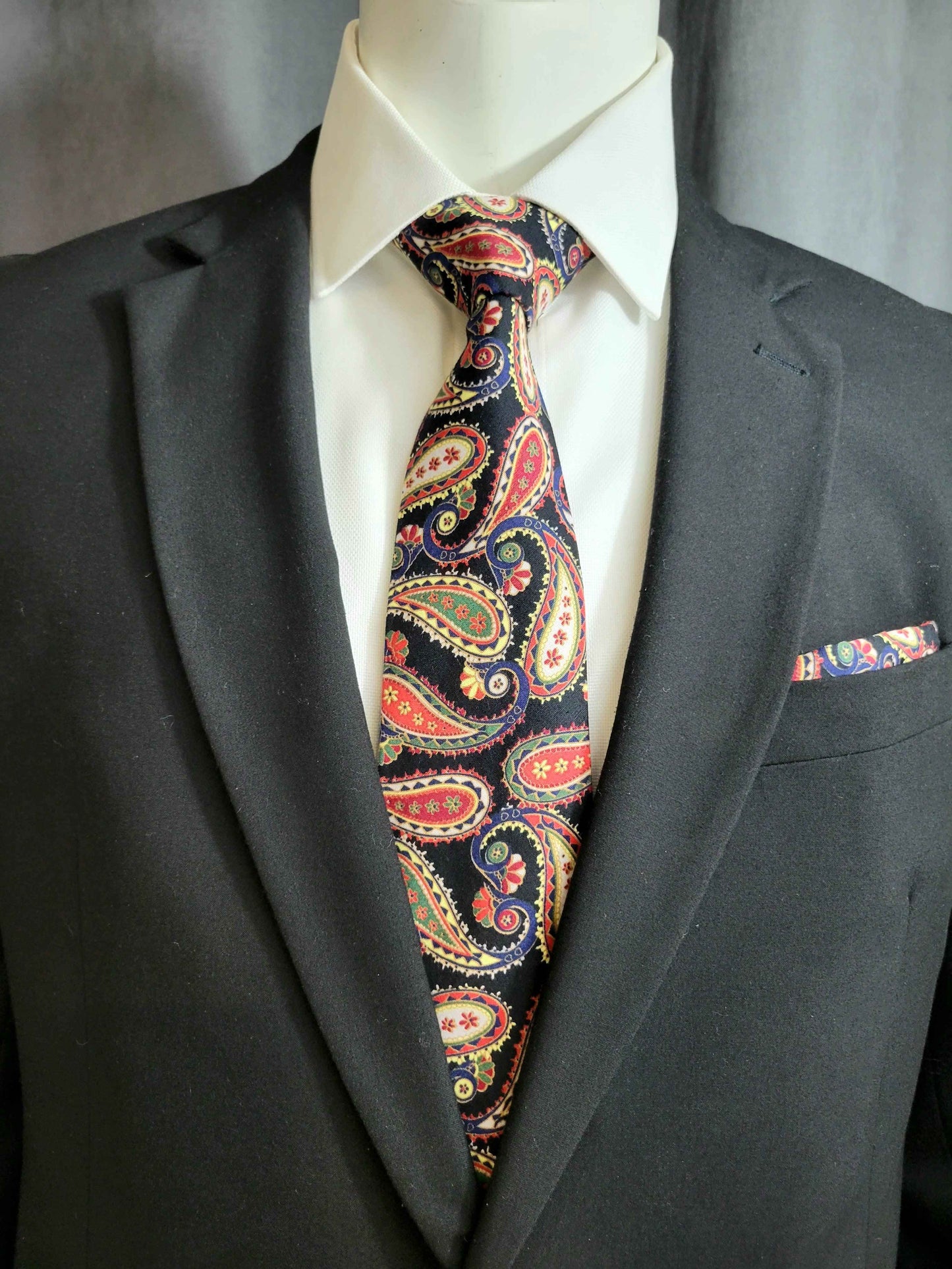 Black and Red Paisley Necktie and Pocket Square Set